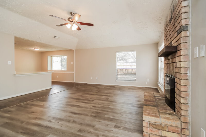 2,195/Mo, 3607 Macon Pl Ct Houston, TX 77082 Living Room View 3
