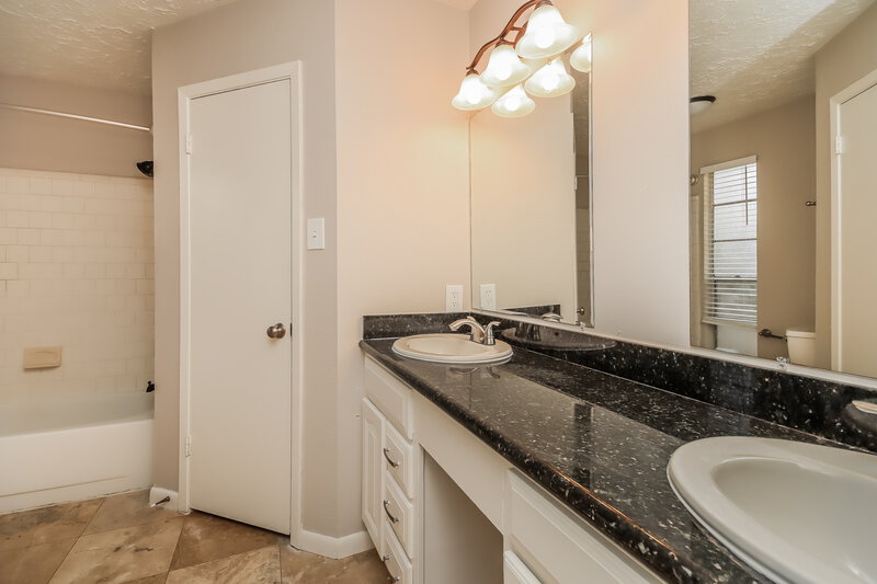 2,195/Mo, 3607 Macon Pl Ct Houston, TX 77082 Main Bathroom View