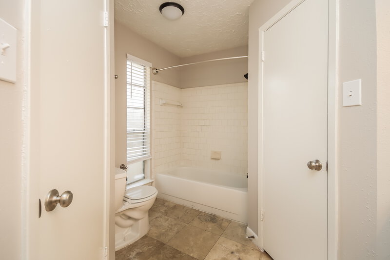 2,195/Mo, 3607 Macon Pl Ct Houston, TX 77082 Main Bathroom View 2