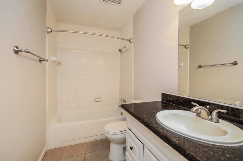 2,195/Mo, 3607 Macon Pl Ct Houston, TX 77082 Bathroom View