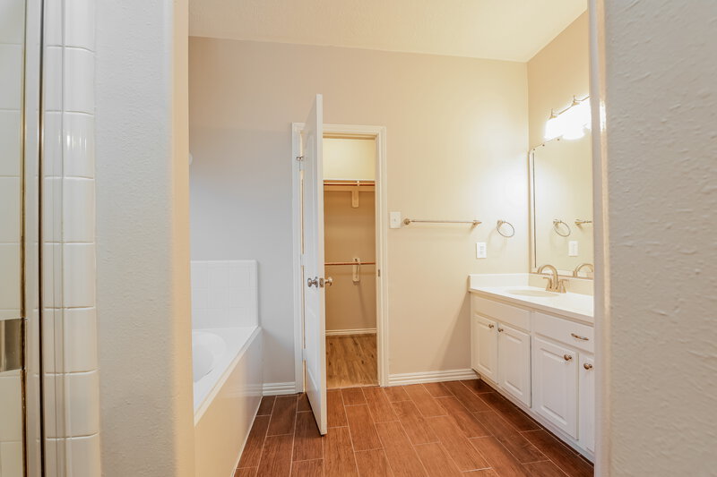 3,530/Mo, 20206 Glacier Falls Dr Tomball, TX 77375 Main Bathroom View 2