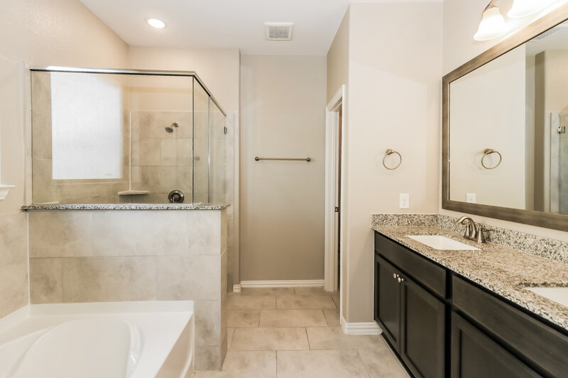 2,280/Mo, 31306 Mallet Cv Fulshear, TX 77441 Main Bathroom View
