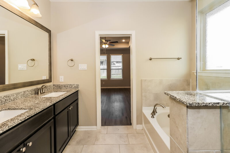 2,280/Mo, 31306 Mallet Cv Fulshear, TX 77441 Main Bathroom View 2