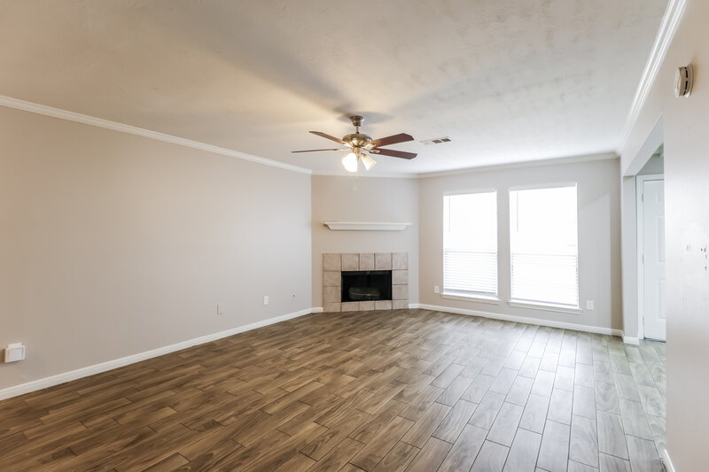 2,015/Mo, 8111 Greens Rd Humble, TX 77396 Living Room View 2