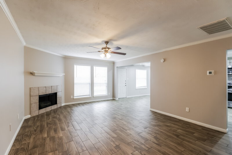 2,015/Mo, 8111 Greens Rd Humble, TX 77396 Living Room View 3
