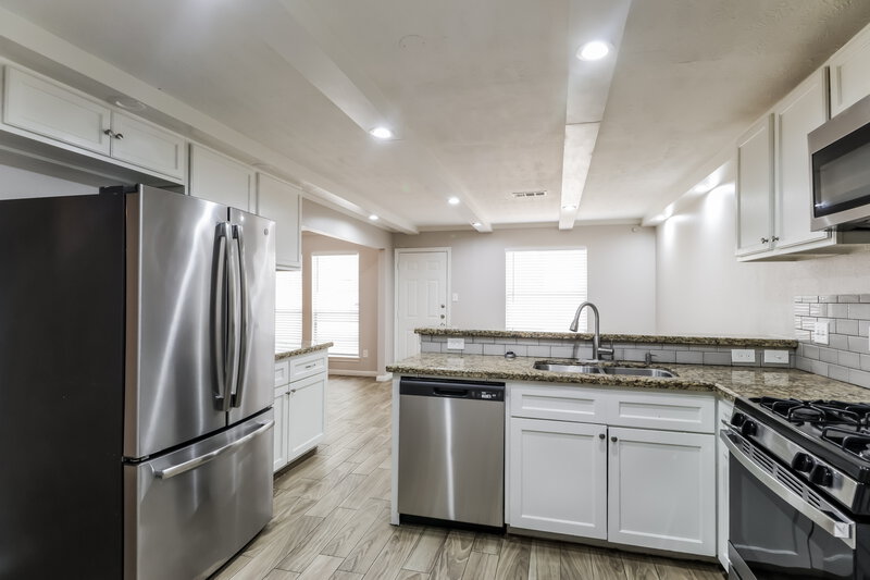 2,015/Mo, 8111 Greens Rd Humble, TX 77396 Kitchen View