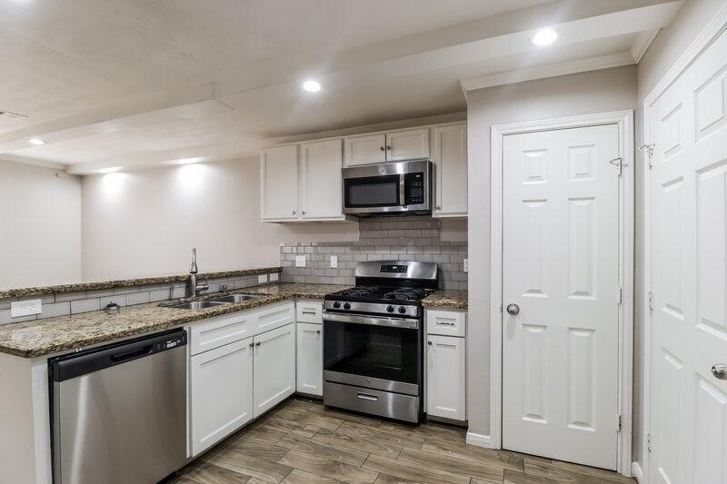 2,015/Mo, 8111 Greens Rd Humble, TX 77396 Kitchen View 2