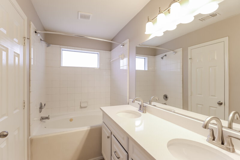2,015/Mo, 8111 Greens Rd Humble, TX 77396 Main Bathroom View
