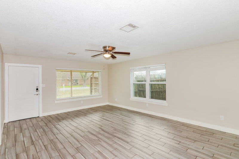 2,015/Mo, 1140 Glenda St Pearland, TX 77581 Living Room View