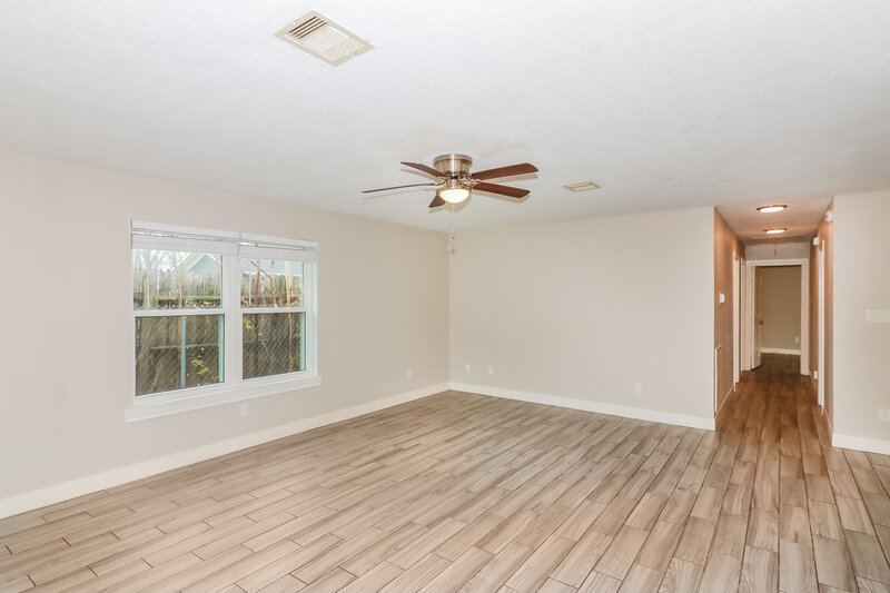 2,015/Mo, 1140 Glenda St Pearland, TX 77581 Living Room View 2