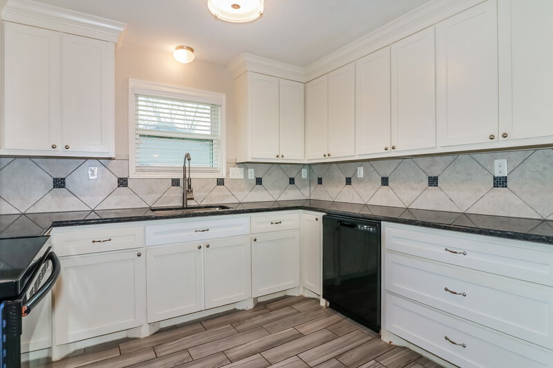 2,015/Mo, 1140 Glenda St Pearland, TX 77581 Kitchen View 2