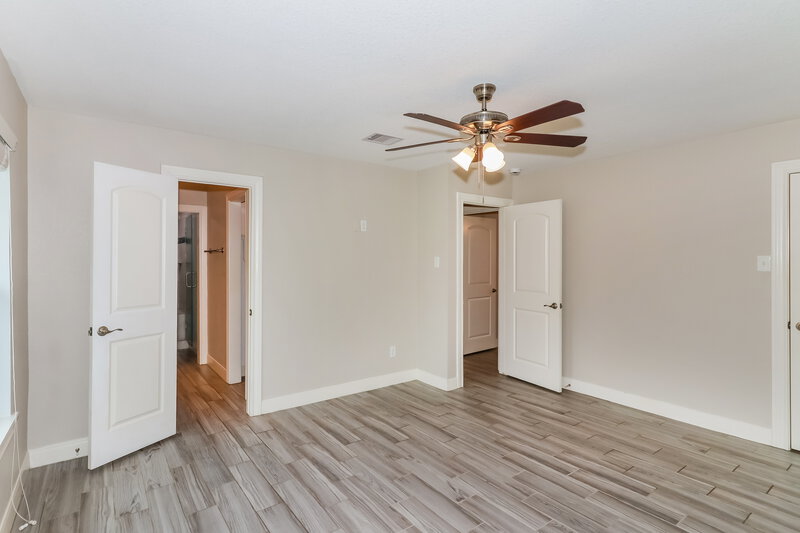 2,015/Mo, 1140 Glenda St Pearland, TX 77581 Main Bedroom View 2