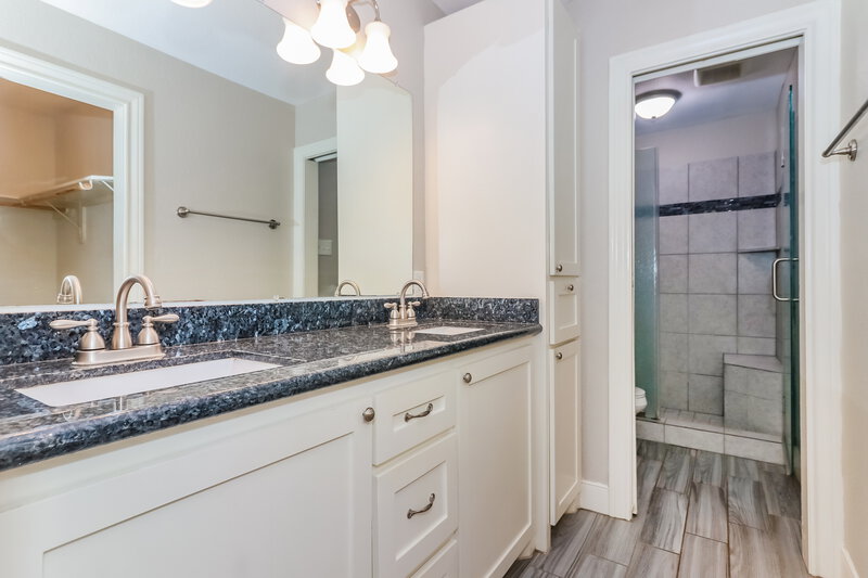 2,015/Mo, 1140 Glenda St Pearland, TX 77581 Main Bathroom View