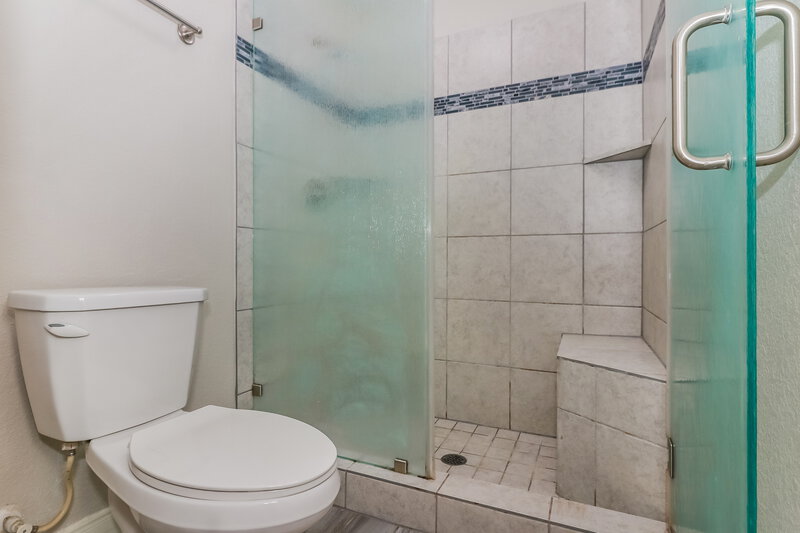 2,015/Mo, 1140 Glenda St Pearland, TX 77581 Main Bathroom View 2