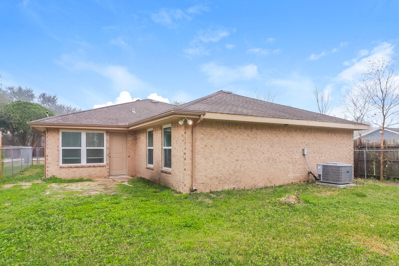 2,015/Mo, 1140 Glenda St Pearland, TX 77581 Rear View