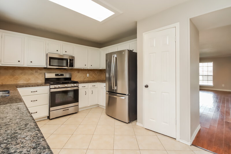 2,485/Mo, 1710 Valero St Friendswood, TX 77546 Kitchen View 2