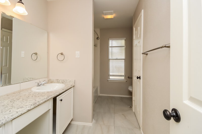 2,485/Mo, 1710 Valero St Friendswood, TX 77546 Main Bathroom View