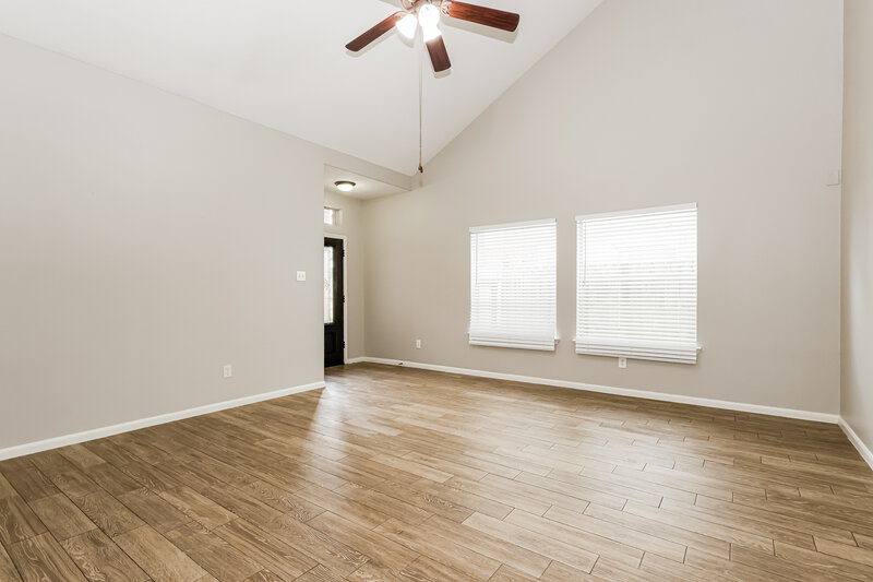 2,055/Mo, 10518 Southway Bend Ln Houston, TX 77034 Living Room View 3