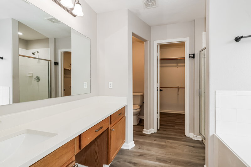 2,055/Mo, 10518 Southway Bend Ln Houston, TX 77034 Main Bathroom View 2