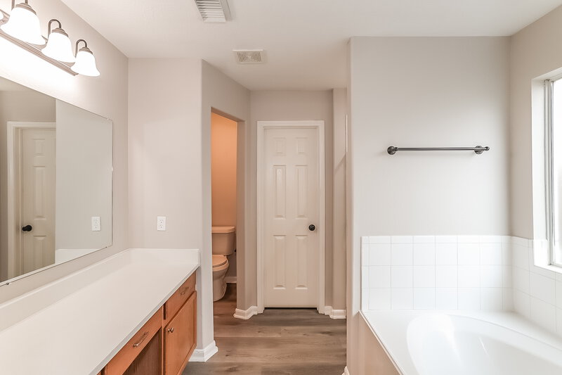 2,195/Mo, 10518 Southway Bend Ln Houston, TX 77034 Main Bathroom View