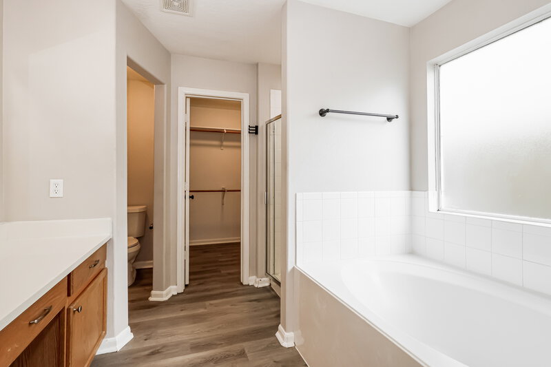 2,055/Mo, 10518 Southway Bend Ln Houston, TX 77034 Main Bathroom View 3