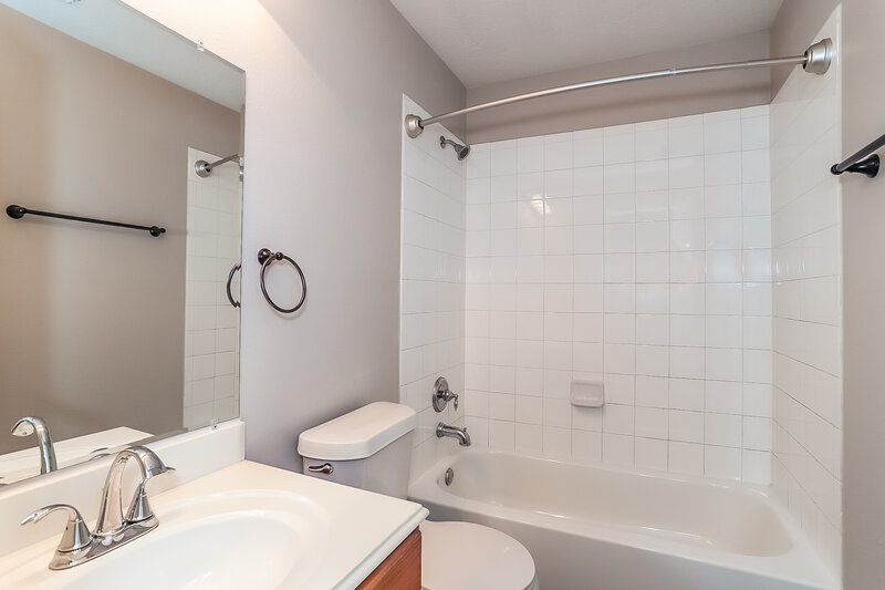 2,195/Mo, 10518 Southway Bend Ln Houston, TX 77034 Bathroom View