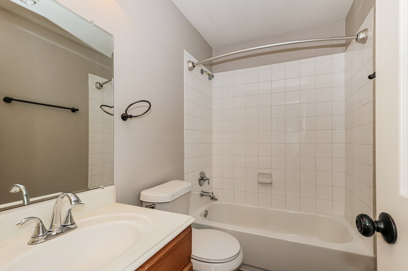 2,055/Mo, 10518 Southway Bend Ln Houston, TX 77034 Bathroom View