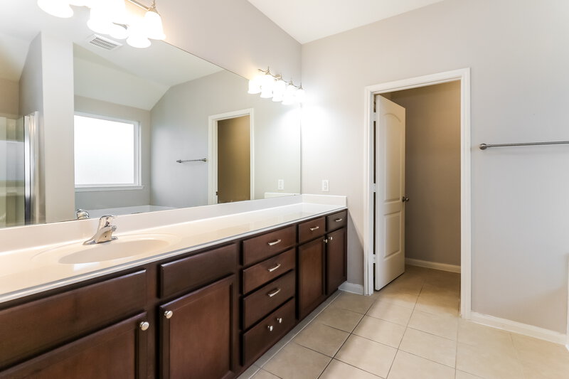 1,995/Mo, 12074 Fairquarter Ln Pinehurst, TX 77362 Main Bathroom View