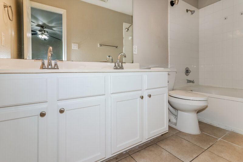 1,700/Mo, 5006 Roth Forest Ln Spring, TX 77389 Main Bathroom View