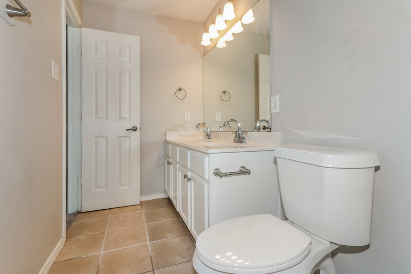 1,700/Mo, 5006 Roth Forest Ln Spring, TX 77389 Main Bathroom View 2