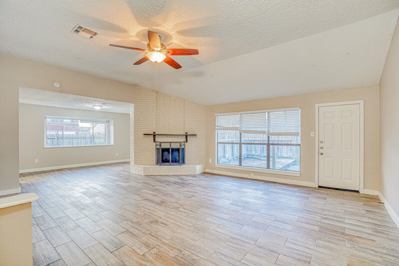 2,010/Mo, 4403 Pawnee St Baytown, TX 77521 Living Room View 2