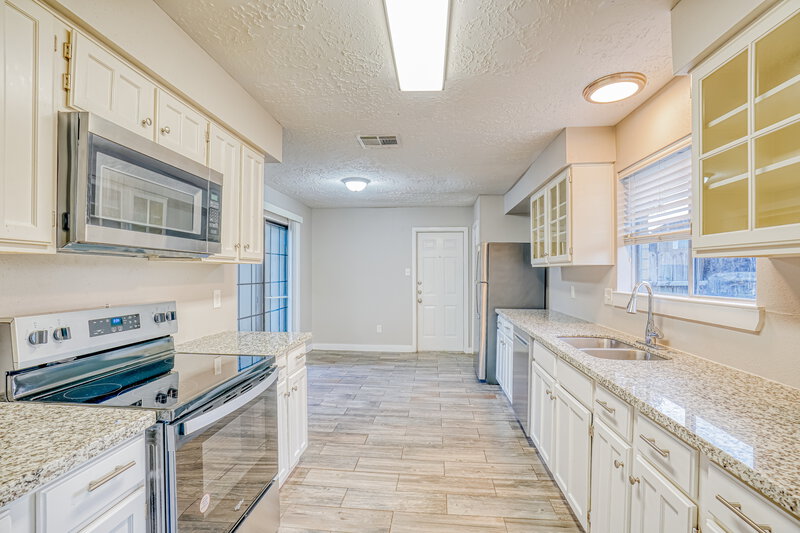 2,010/Mo, 4403 Pawnee St Baytown, TX 77521 Kitchen View