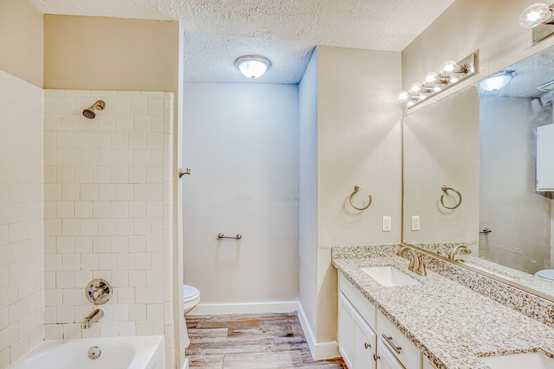 2,010/Mo, 4403 Pawnee St Baytown, TX 77521 Main Bathroom View