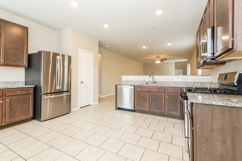 2,285/Mo, 25726 Northpark Palm Dr Porter, TX 77365 Kitchen View 2