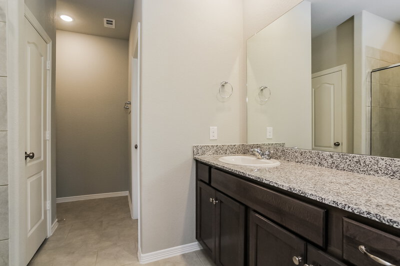 1,910/Mo, 25726 Northpark Palm Dr Porter, TX 77365 Main Bathroom View