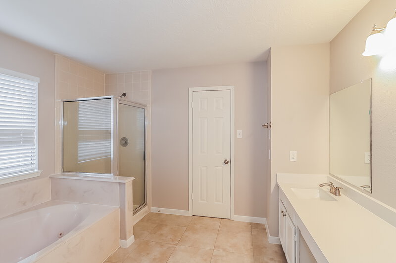 2,620/Mo, 4401 Plover Dr Seabrook, TX 77586 Main Bathroom View