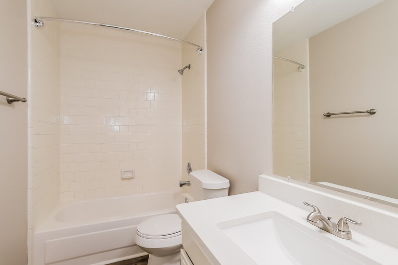 2,620/Mo, 4401 Plover Dr Seabrook, TX 77586 Bathroom View