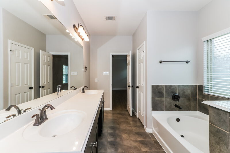 3,170/Mo, 9222 Chloe Dr Houston, TX 77044 Main Bathroom View