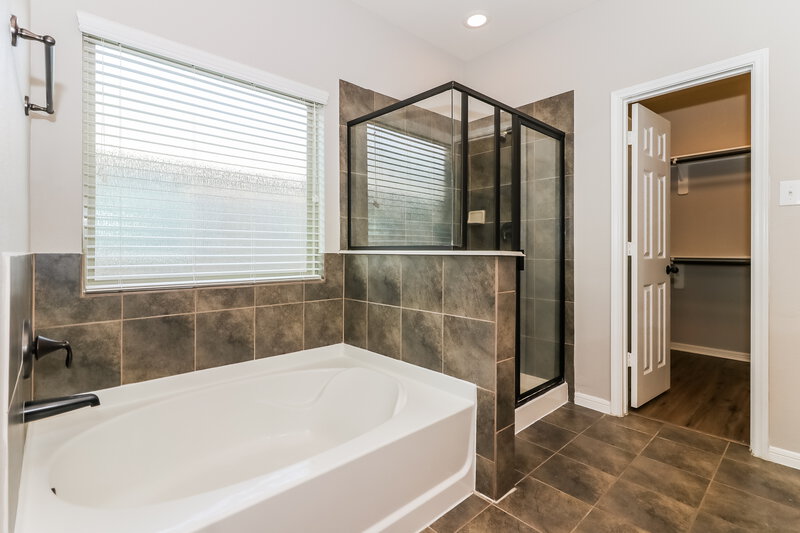 3,170/Mo, 9222 Chloe Dr Houston, TX 77044 Bathroom View