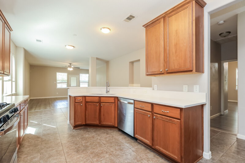 2,720/Mo, 443 Oak Chase Dr Conroe, TX 77304 Kitchen View 2