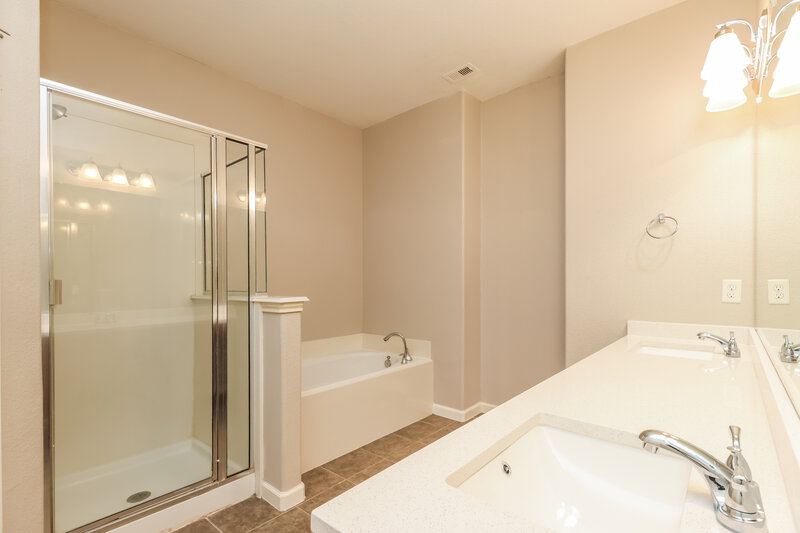 2,720/Mo, 443 Oak Chase Dr Conroe, TX 77304 Main Bathroom View