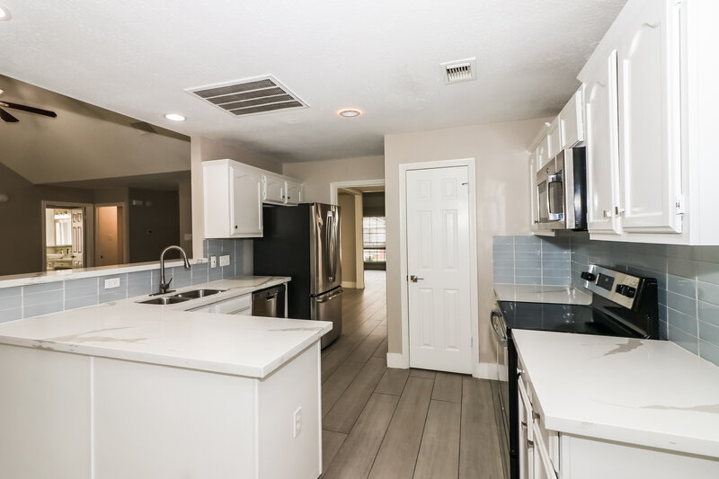 2,400/Mo, 6026 Egypt Dr Pasadena, TX 77505 Kitchen View 2