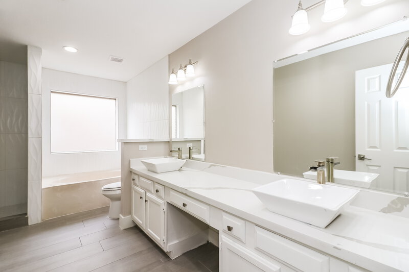 2,400/Mo, 6026 Egypt Dr Pasadena, TX 77505 Main Bathroom View