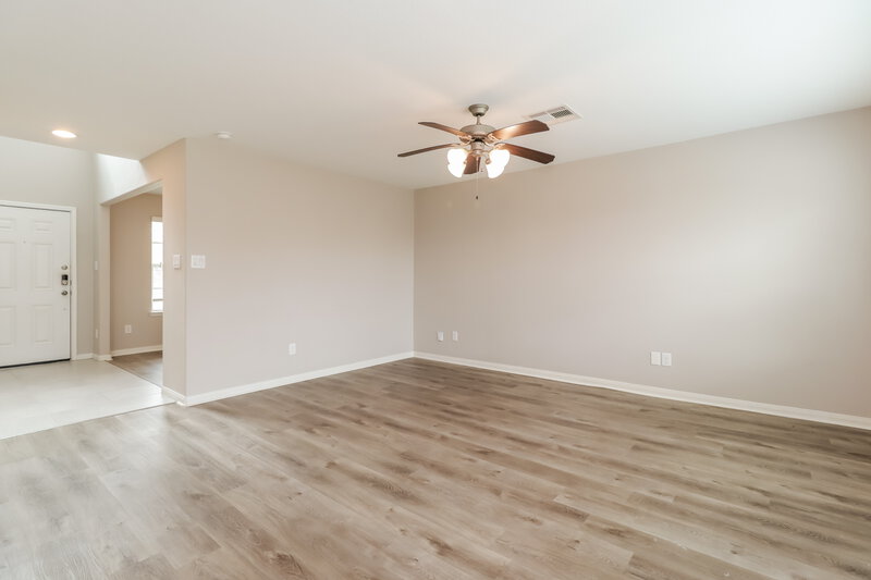 1,910/Mo, 13203 Alderfield Rd Houston, TX 77044 Living Room View 2