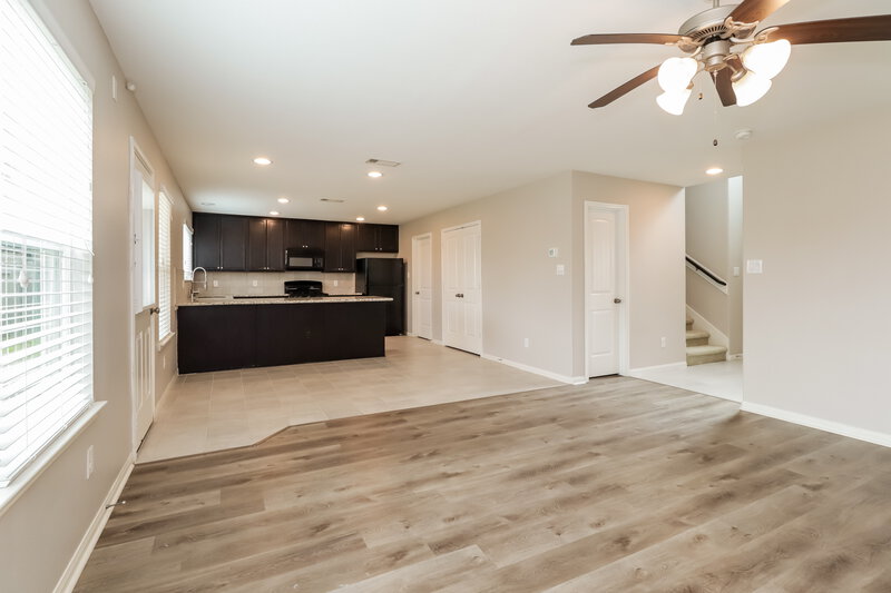 1,910/Mo, 13203 Alderfield Rd Houston, TX 77044 Living Room View 3