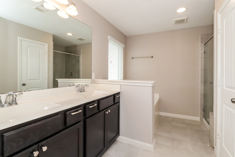 1,910/Mo, 13203 Alderfield Rd Houston, TX 77044 Main Bathroom View