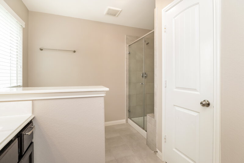 1,910/Mo, 13203 Alderfield Rd Houston, TX 77044 Main Bathroom View 2