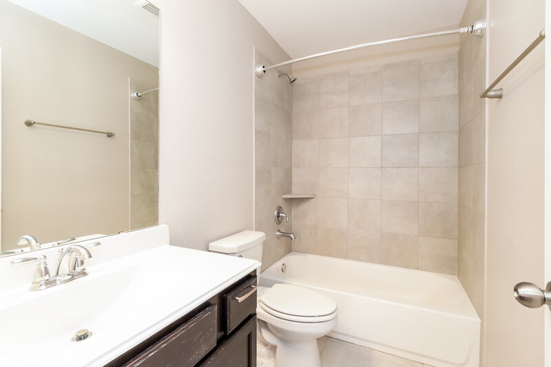 1,910/Mo, 13203 Alderfield Rd Houston, TX 77044 Bathroom View