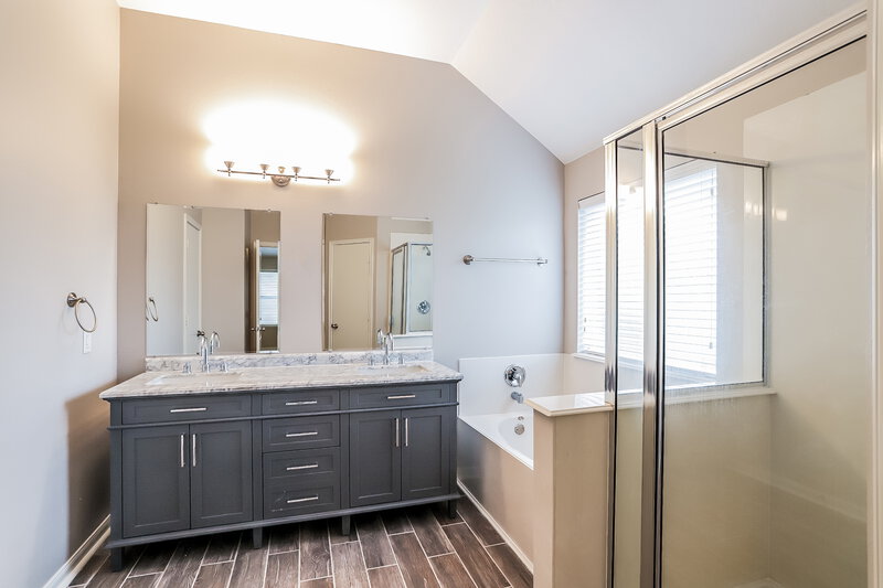 2,115/Mo, 903 Blair Field Ln Fresno, TX 77545 Main Bathroom View