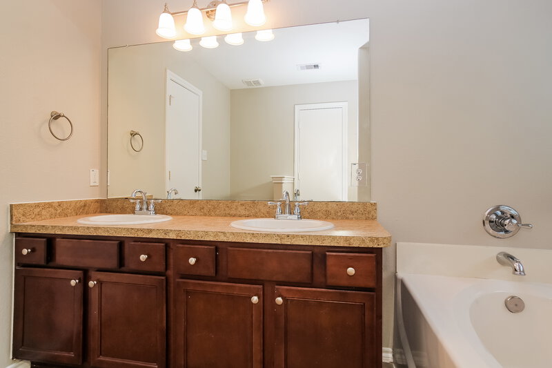 1,700/Mo, 801 Lovebug Ln Conroe, TX 77301 Main Bathroom View 2